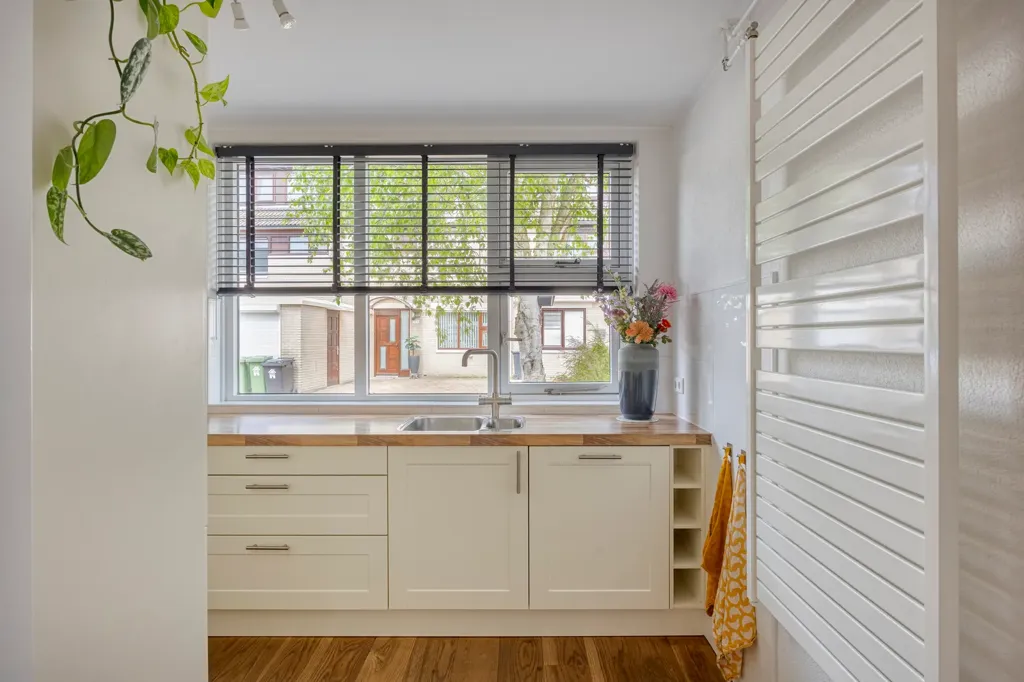 Köök - Spacious End-Terrace House with Garden in Capelle
