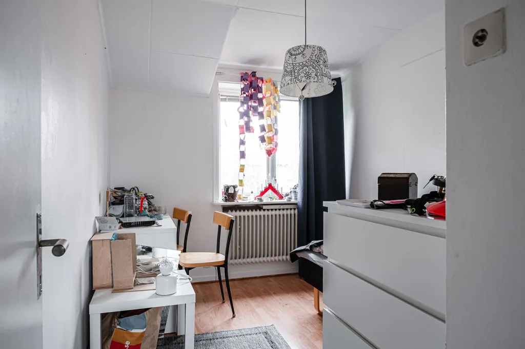Bureau - Multi-Unit Property with Parking in Herrljunga