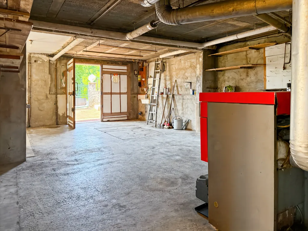 Garage - 1960s House with Panoramic View in Labégude