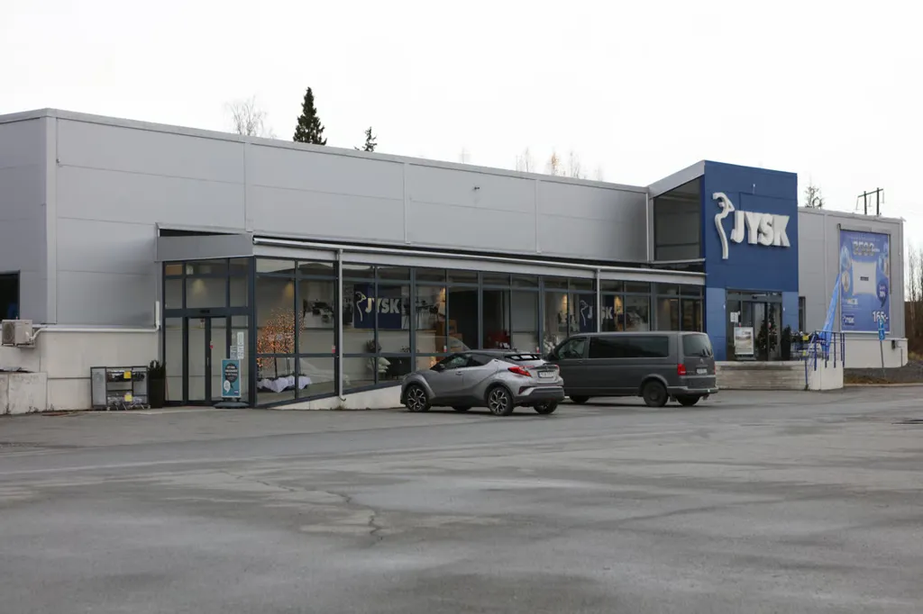 Extérieur - Large Property with Ample Parking near E14