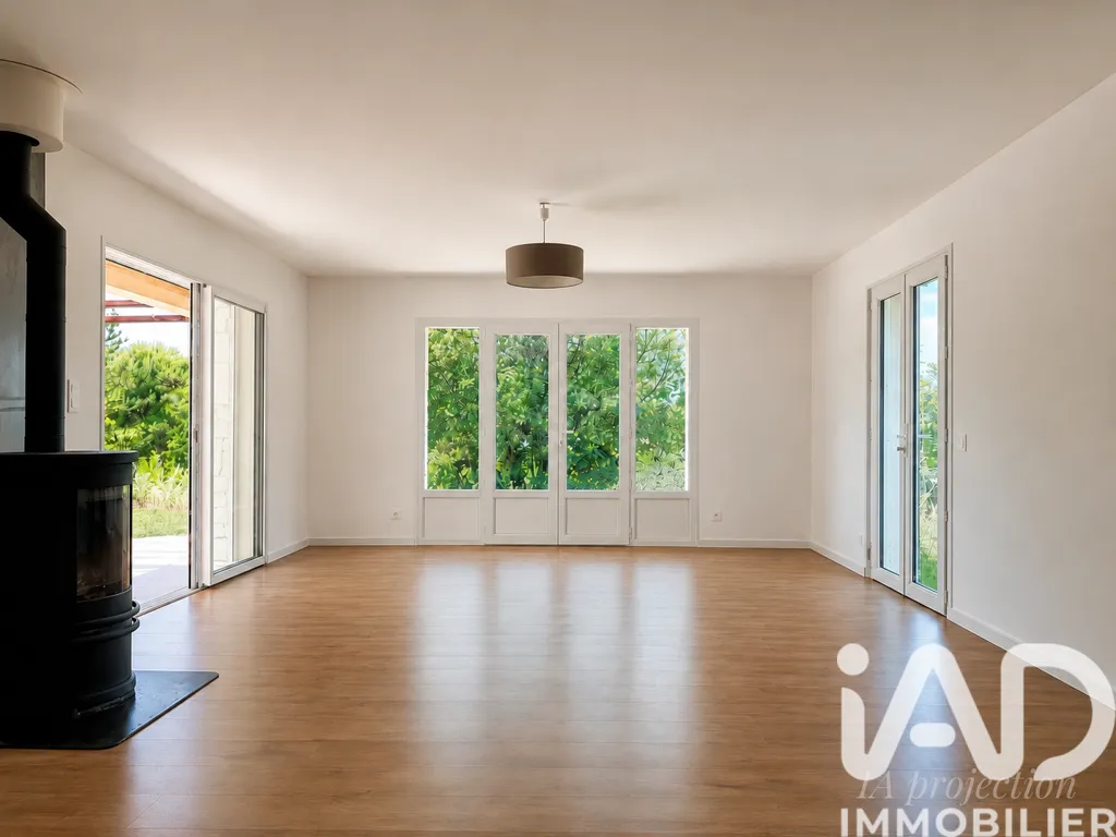 Séjour - Bungalow avec terrasse et grand terrain à Vagnas