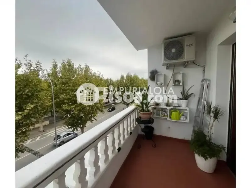 Rõdu - Reformed Apartment with Terrace in Empuriabrava