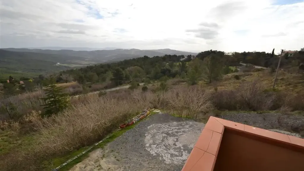 Rõdu - Villa with Hillside View near Quercianella