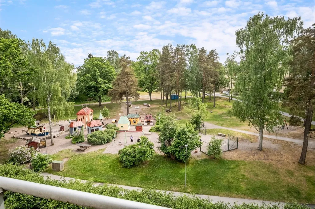 Garden - Apartment with Balcony on 4th Floor in Skogås