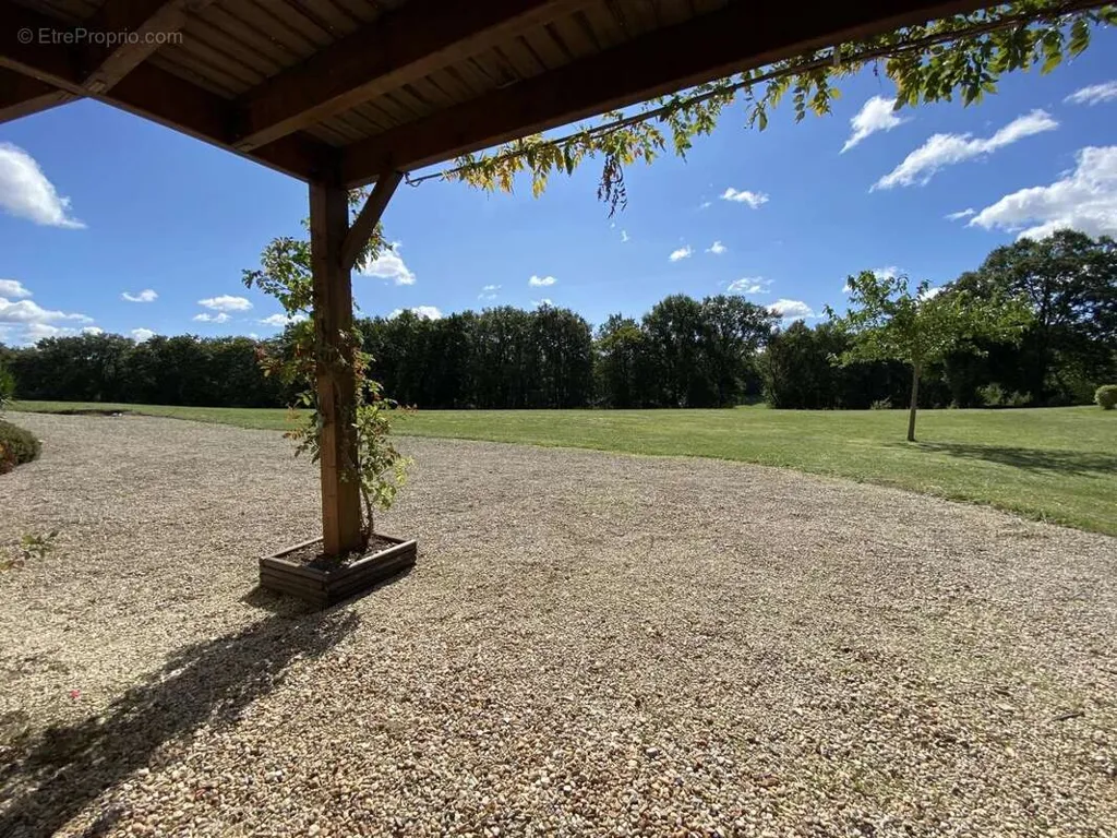 Terrasse - Propriété Contemporaine avec Parc à 8 km de Châtellerault