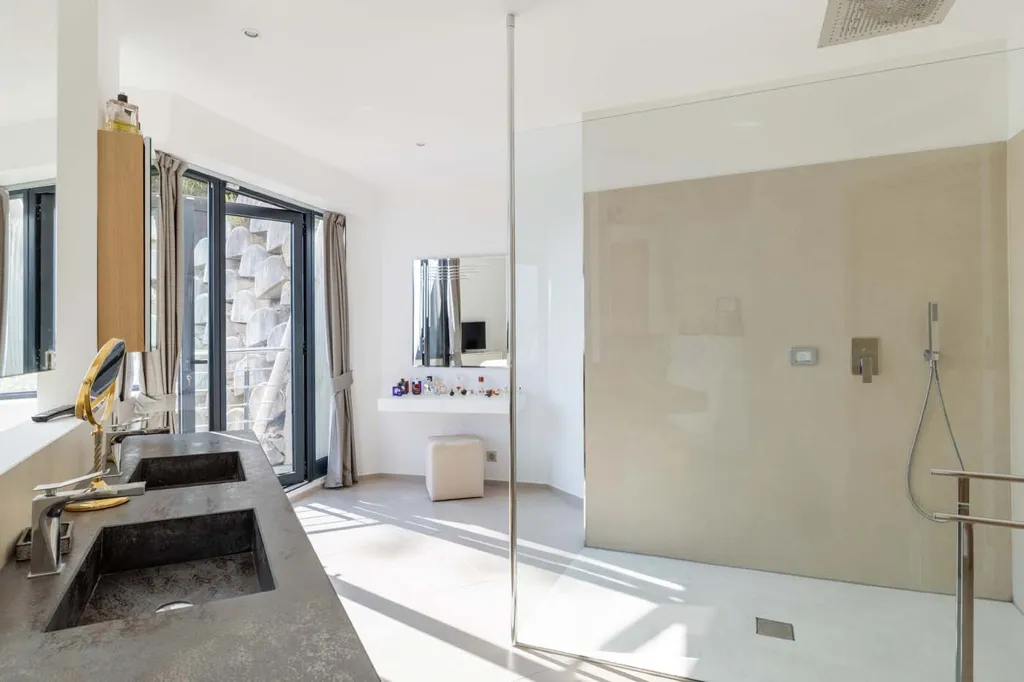 Bathrooms - Luxury Villa with Sea View in Roquebrune-Cap-Martin
