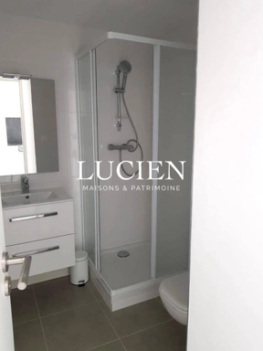 Salles de bain - Studio rénové en rez-de-chaussée à Écully