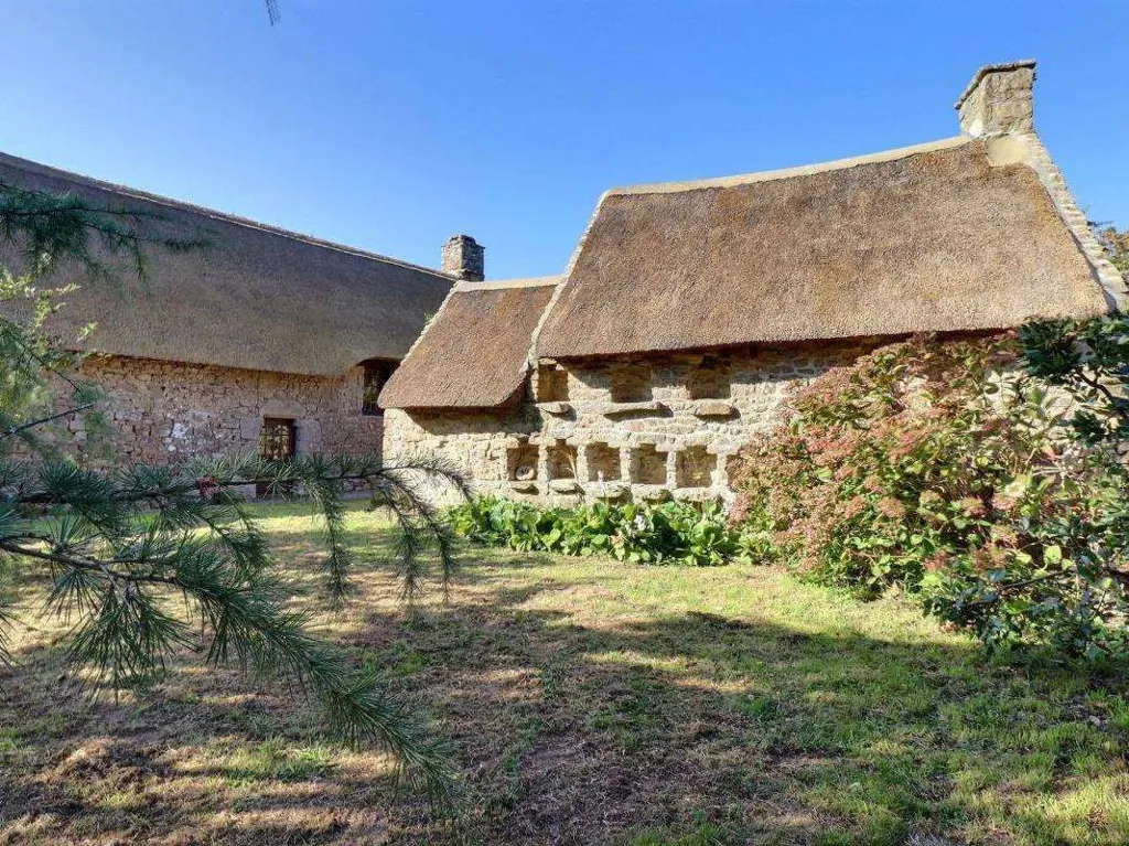 Välivaade - Thatched Cottage with Breton Charm in Plougoumelen