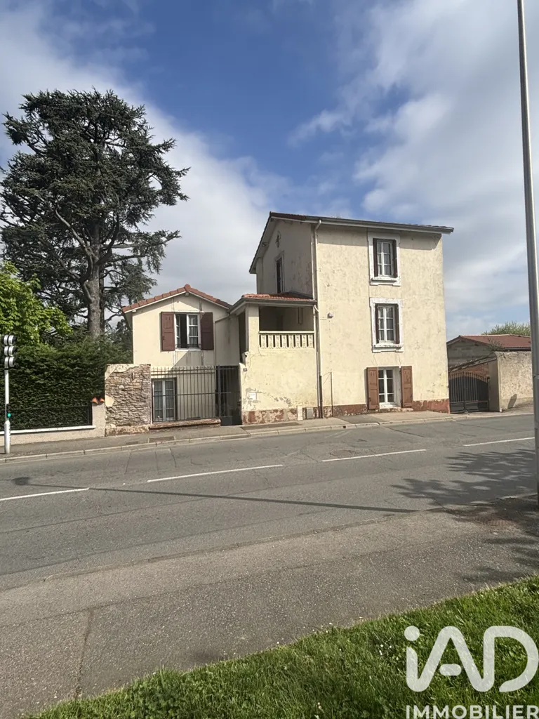 Välivaade - House with Garden and Garage in Saint-Chamond