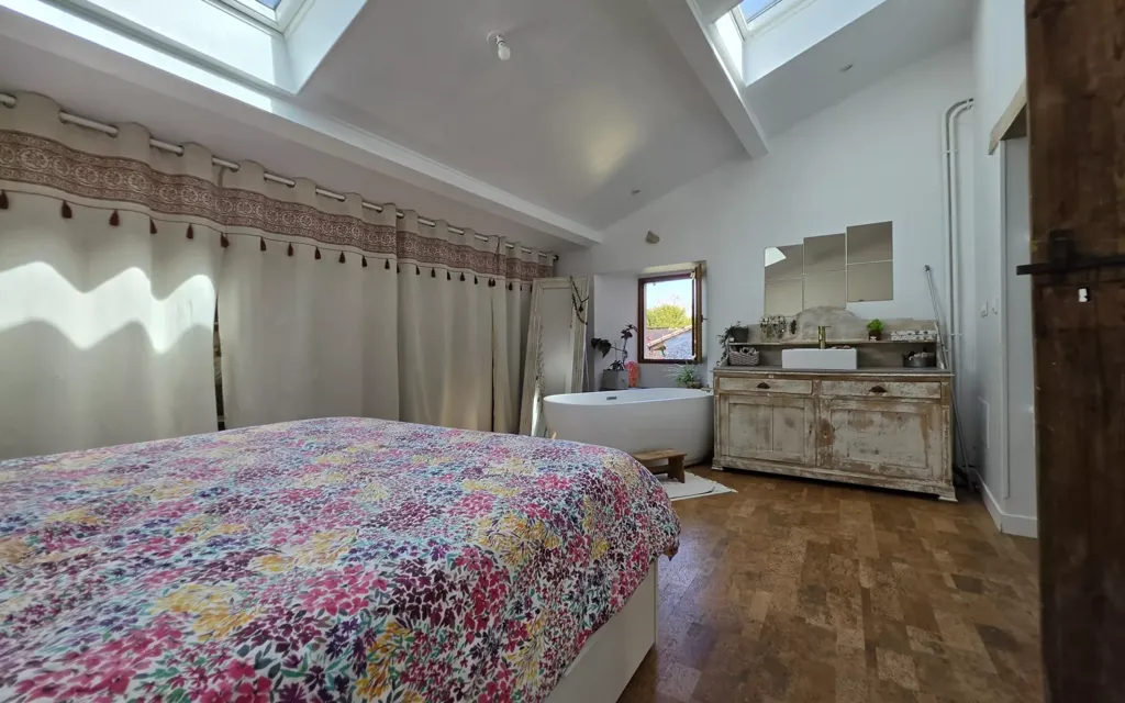 Chambres - Maison en Pierre Rénovée avec Piscine à Blasimon