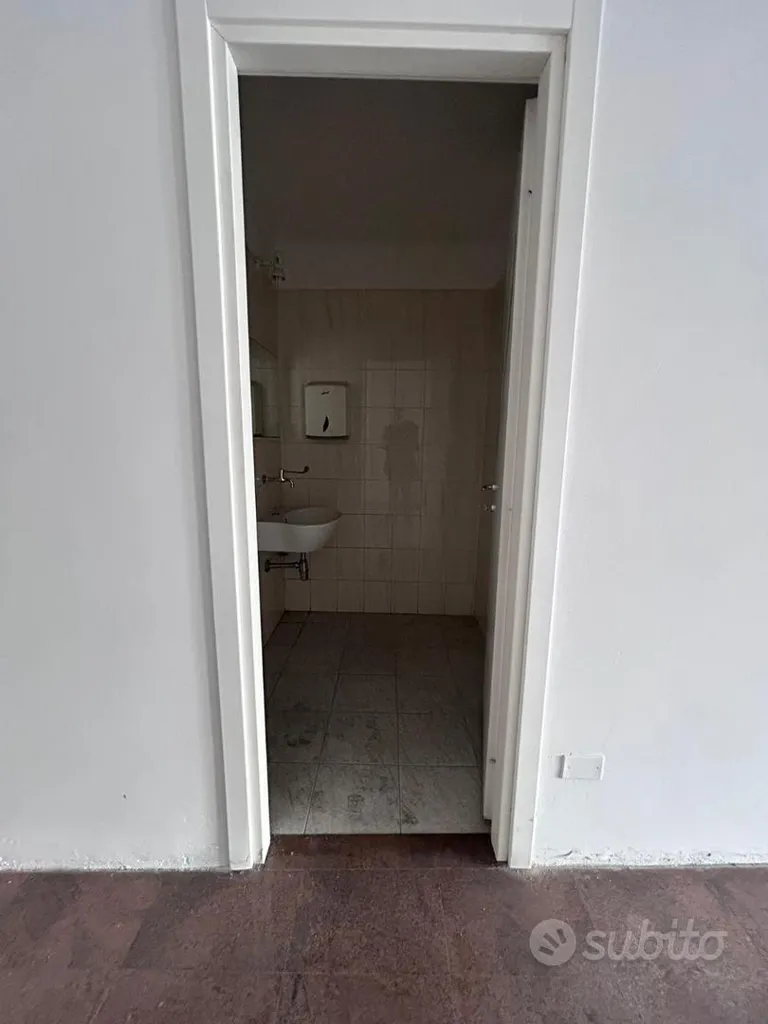 Entrée - Commercial Space with High Visibility in Cagliari