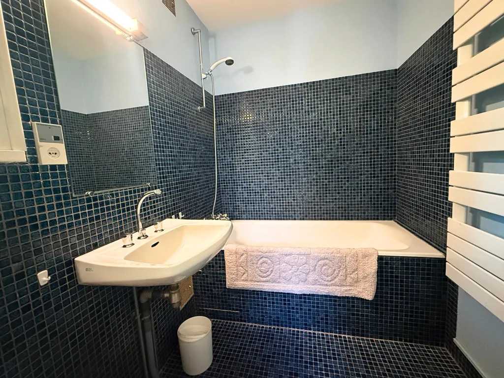 Salles de bain - Maison des Années 1970 avec Grand Terrain à Carnac