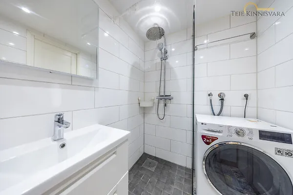 Salles de bain - Partially Renovated Flat with Balcony in Lasnamäe