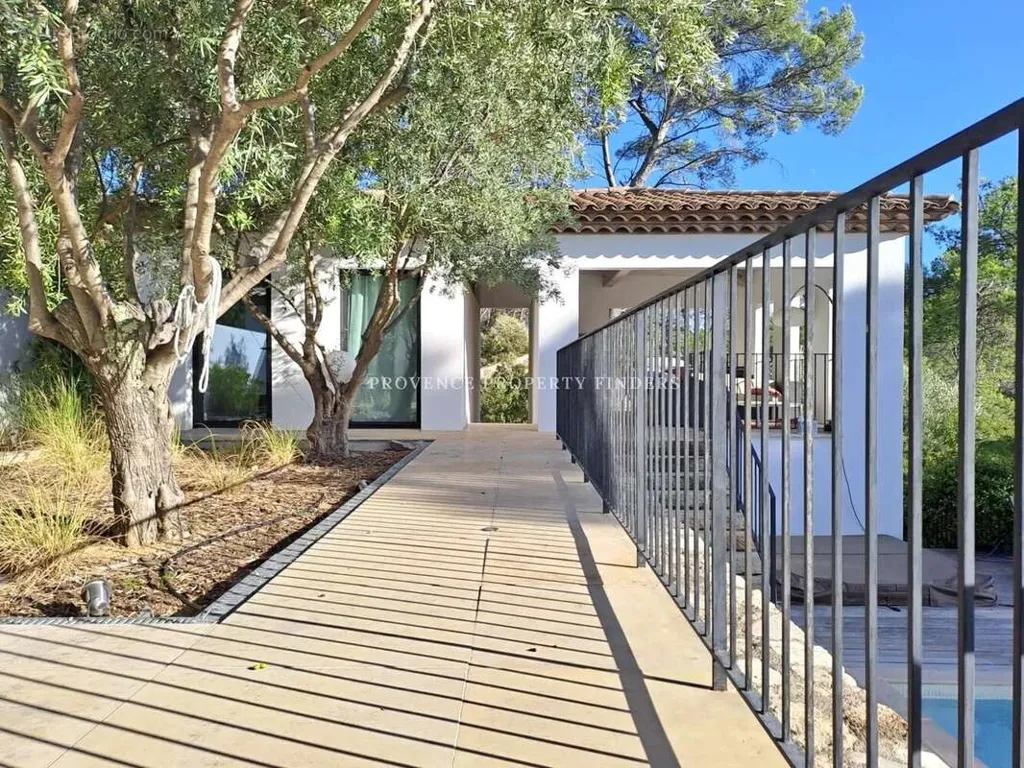 Piscine - Villa Contemporaine avec Vue Panoramique à Lorgues