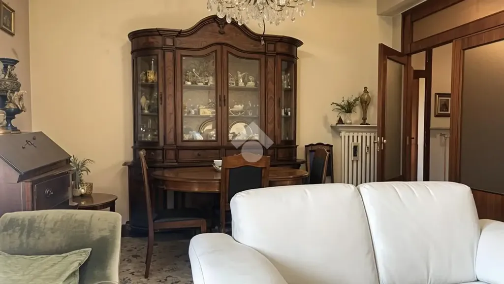 Elutuba - 4-Room Apartment with Balcony in Ferrara
