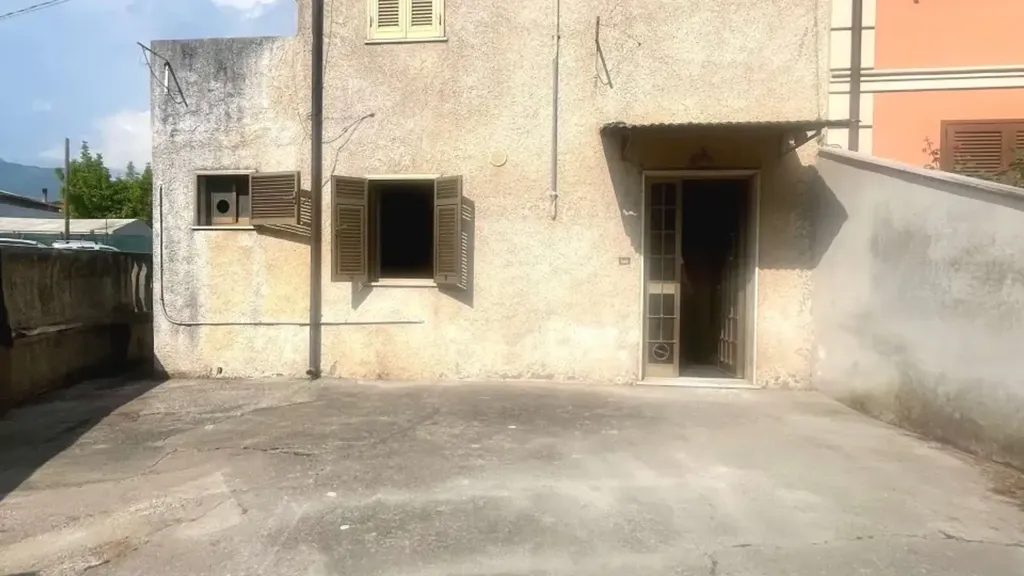 Välivaade - Semi-detached Villa to Renovate in Massa