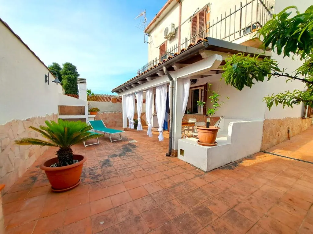 Jardin - Ground Floor Apartment with Private Courtyard in Usini