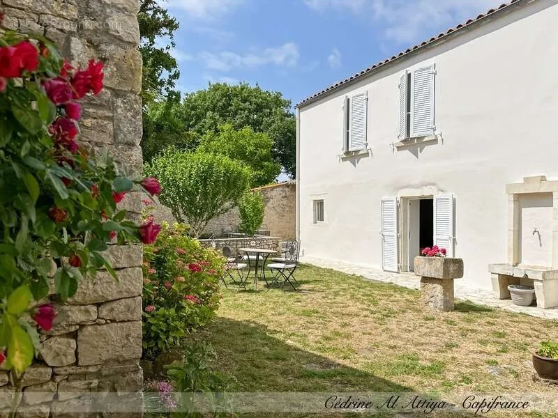 Jardin - Propriété de Caractère avec Piscine à Saint-Xandre