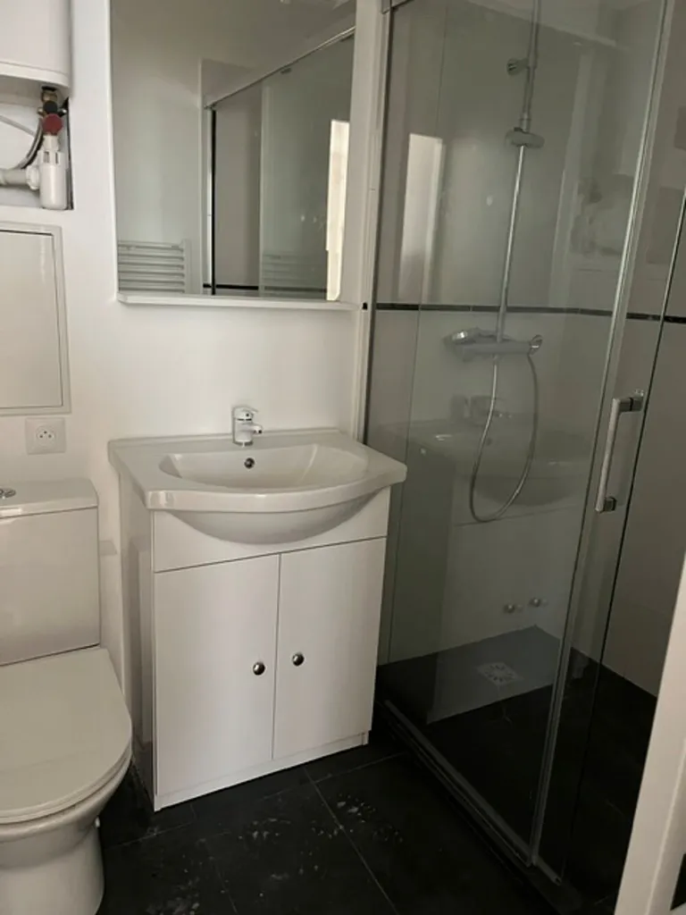 Salles de bain - Studio en Très Bon État à Bordeaux