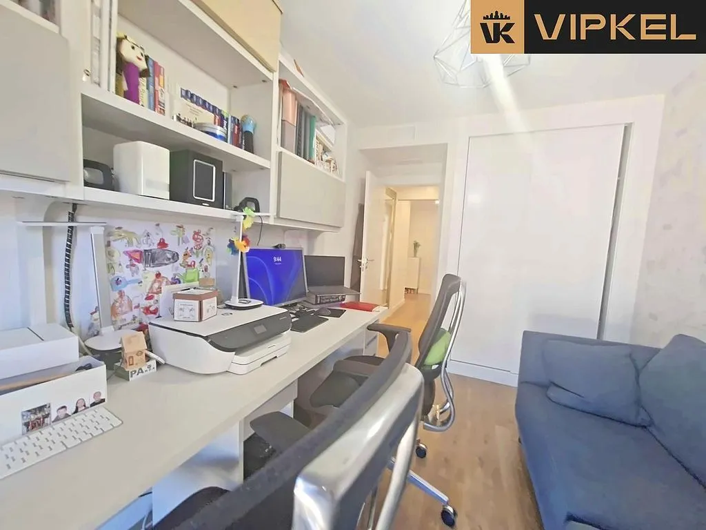 Bureau - Penthouse with Pool in Málaga's Perchel