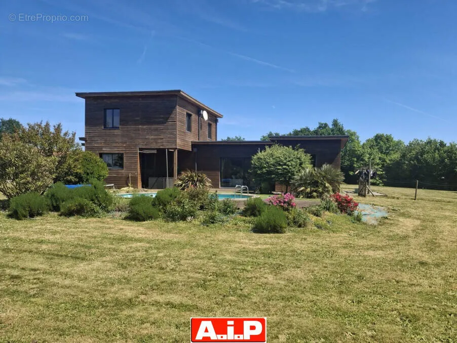 Välivaade - Architectural House with Pool in Pouzauges