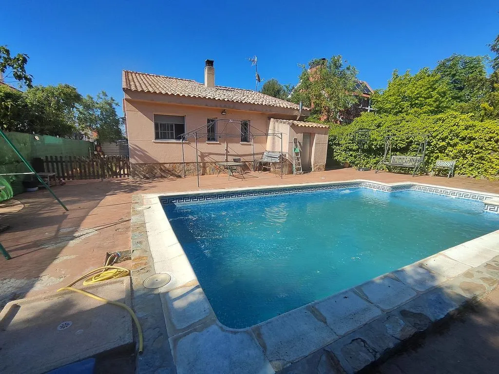 Piscina - Chalet with Pool and Terrace in Pioz