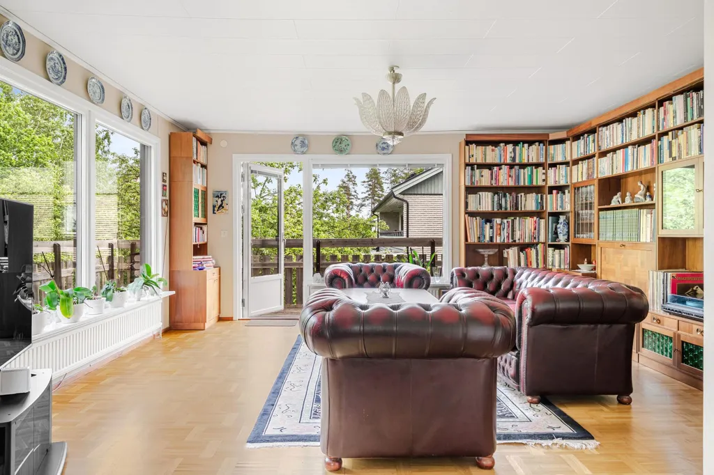 Bureau - Spacious House with Garden in Västra Husby