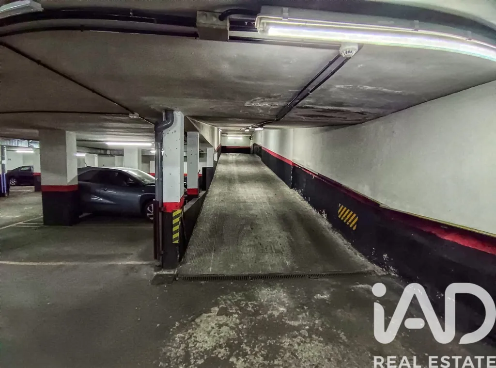 Garage - Secure Garage with Accessibility in Central Madrid