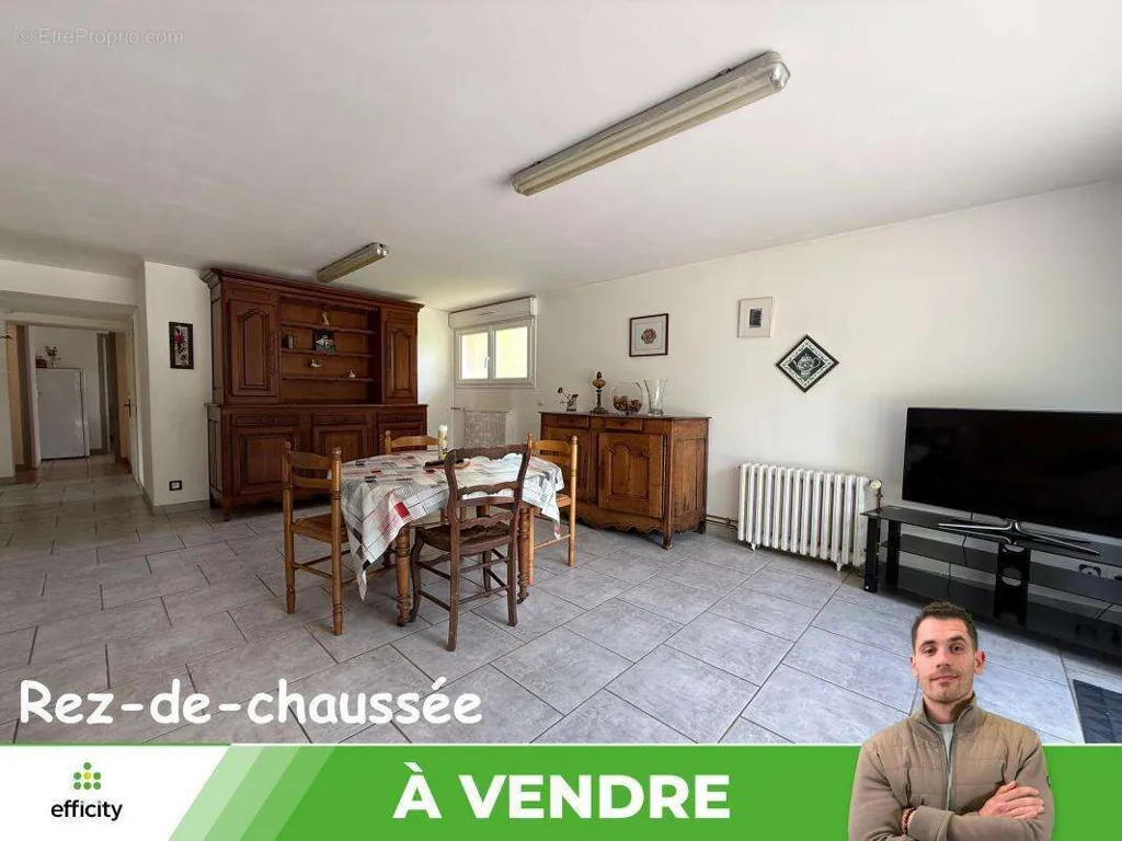 Salle à manger - Maison avec Balcon et Jardin dans un Secteur Calme à Lhommaizé