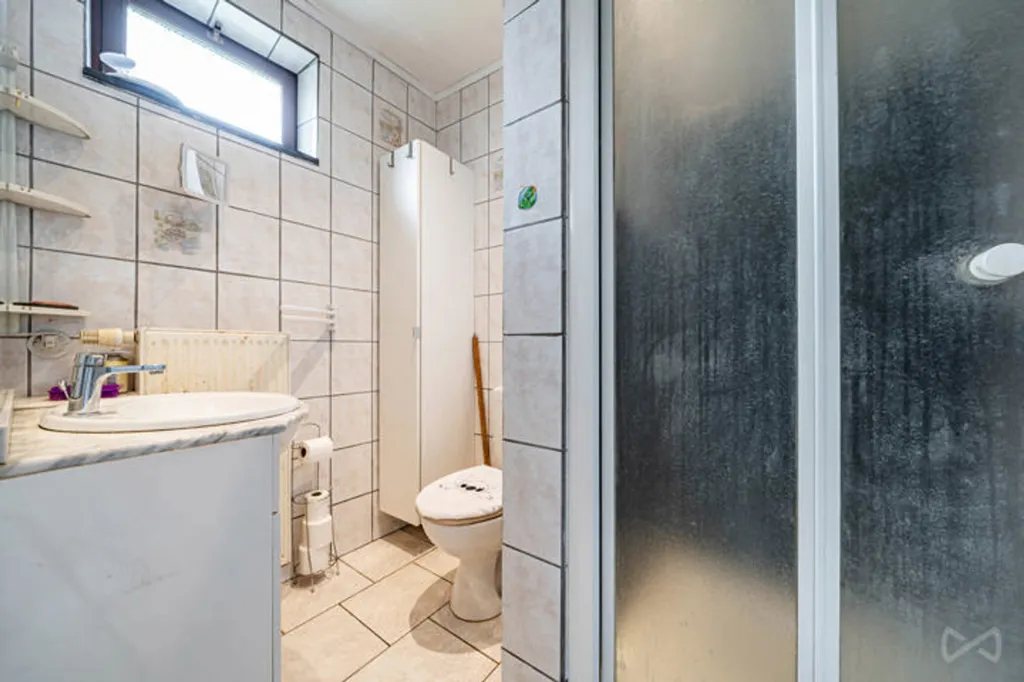 Salles de bain - Maison 4 Façades avec Jardin et Garage à Berzée