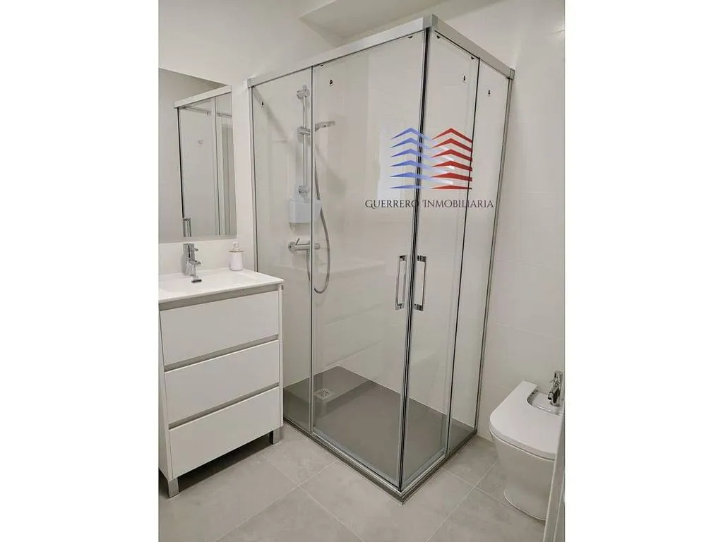 Salles de bain - Ample 1-Bedroom Apartment in University Area