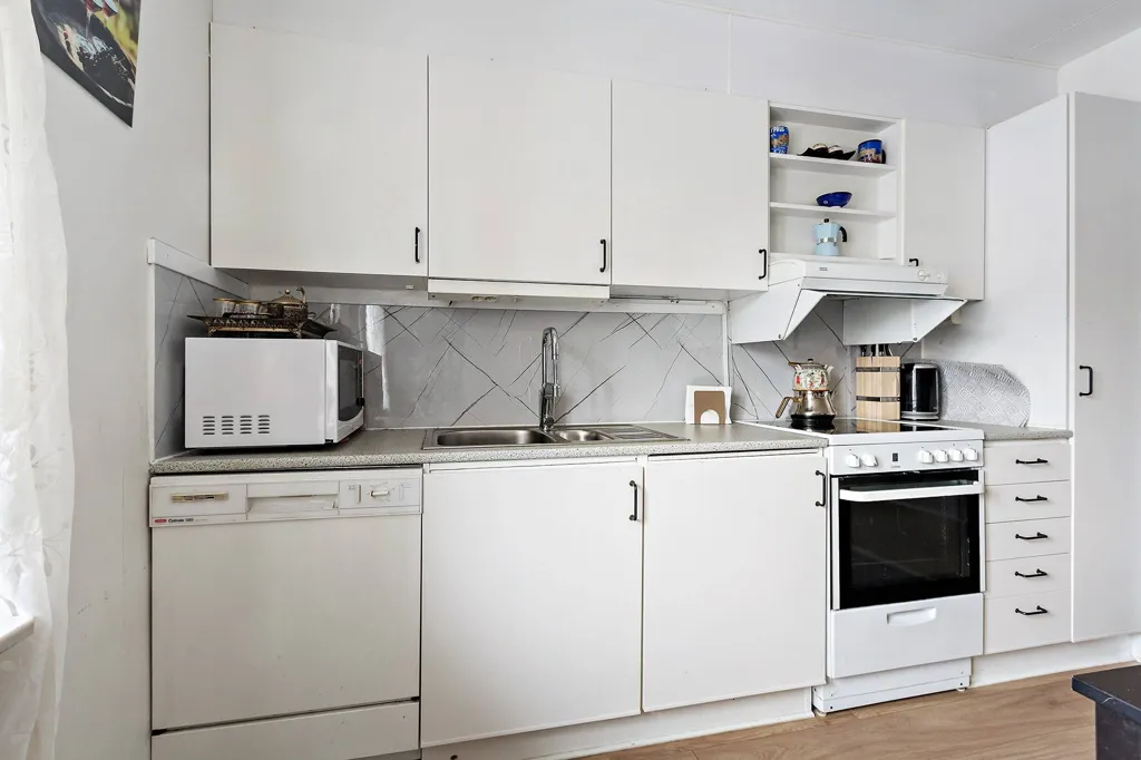 Köök - Renovated Apartment with West-Facing Balcony in Järfälla