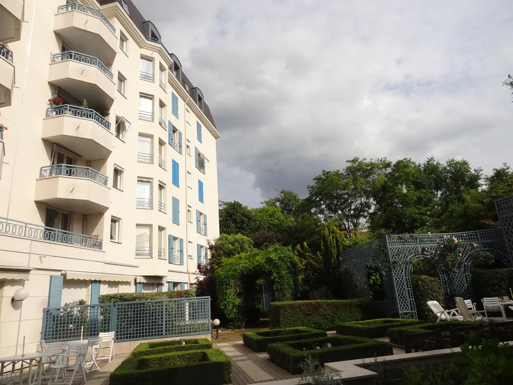 Aed - Refurbished 3-Bed Flat with Garden View in Rueil-Malmaison