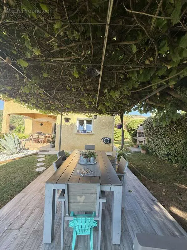 Terrasse - Villa Traditionnelle avec Piscine à Chomérac