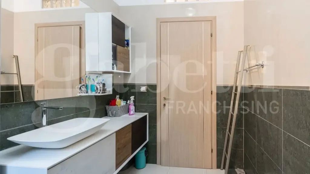 Salles de bain - Rear-Facing Apartment with Balcony in Monza