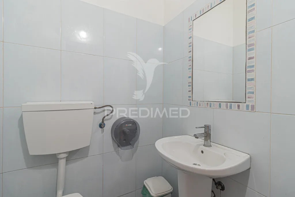 Salles de bain - Versatile Shop with Strategic Location in Laranjeiro