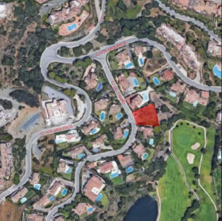 Residential Plot with Golf View in Benahavís