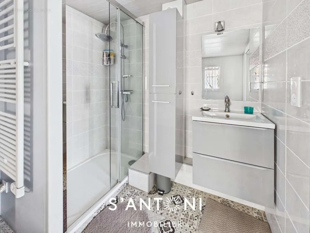 Salles de bain - Villa 3 Chambres avec Grande Terrasse près de la Plage