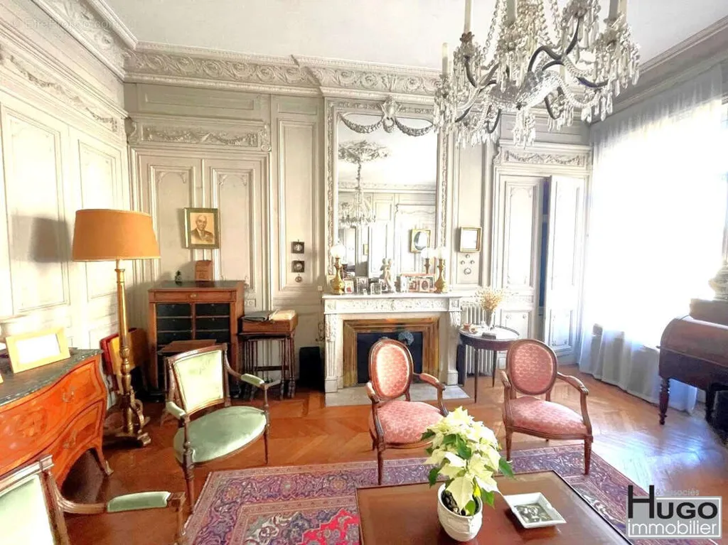 Soggiorno - Haussmannian Apartment with Tram Access in Bordeaux