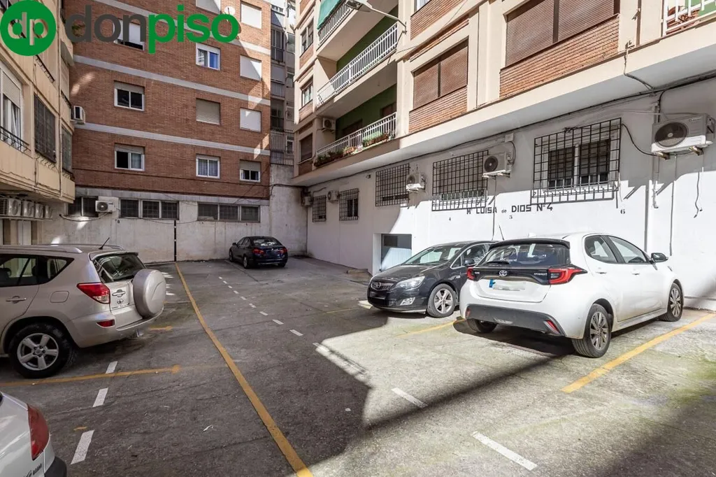 Garage - Apartment with Terrace in Granada