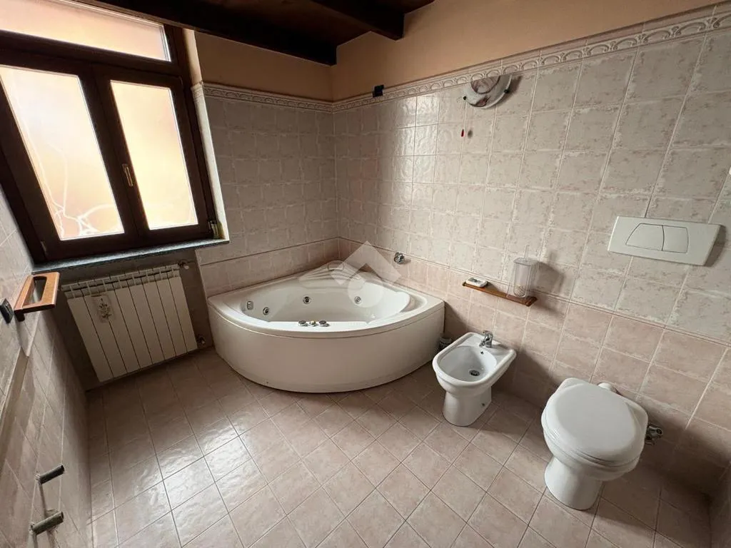 Bathrooms - Spacious 4-Bedroom Apartment in Sozzago