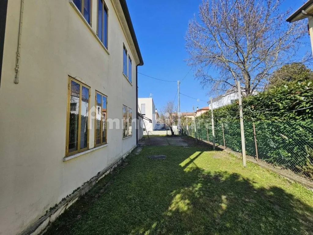 Aed - Semi-Detached House to Renovate in Este