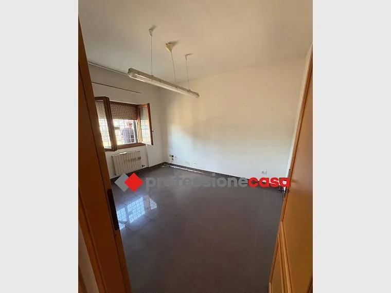 Stanze - Appartamento con doppia esposizione e terrazzo a Pomezia
