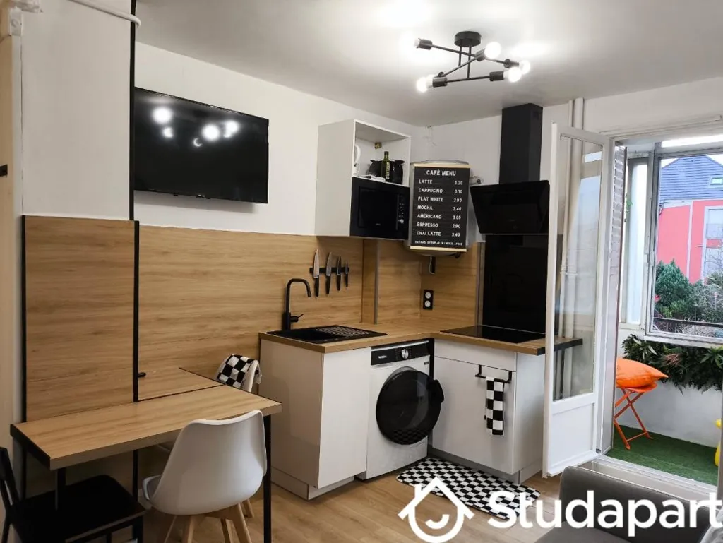 Kitchen - Shared Flat with Balcony in Jeanne d'Arc Area