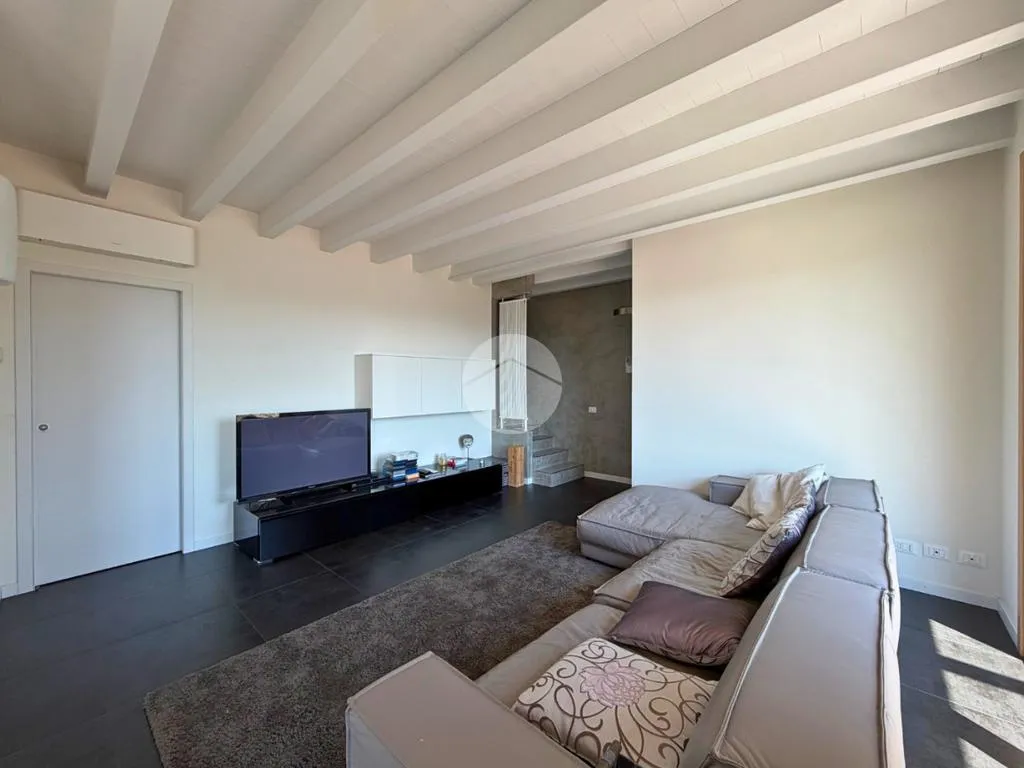 Séjour - Refined Two-Level Apartment with Lake View in Sarnico
