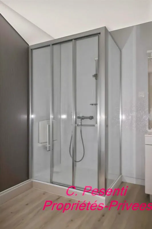2-Bedroom Apartment with Balcony in Montévrain