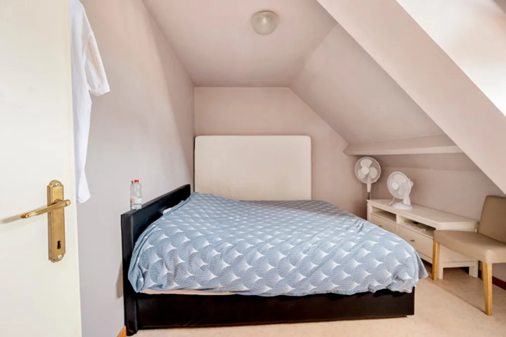 Chambres - Immeuble de Rendement avec Appartements et Local Commercial à Overmere