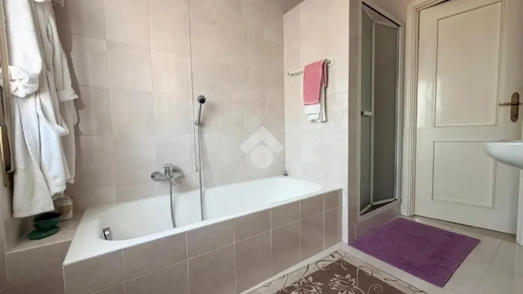Bagni - Trilocale with Balcony in Brescia
