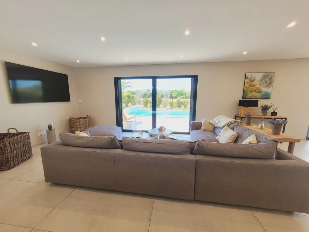 Elutuba - Contemporary Villa with Pool in La Bégude de Mazenc