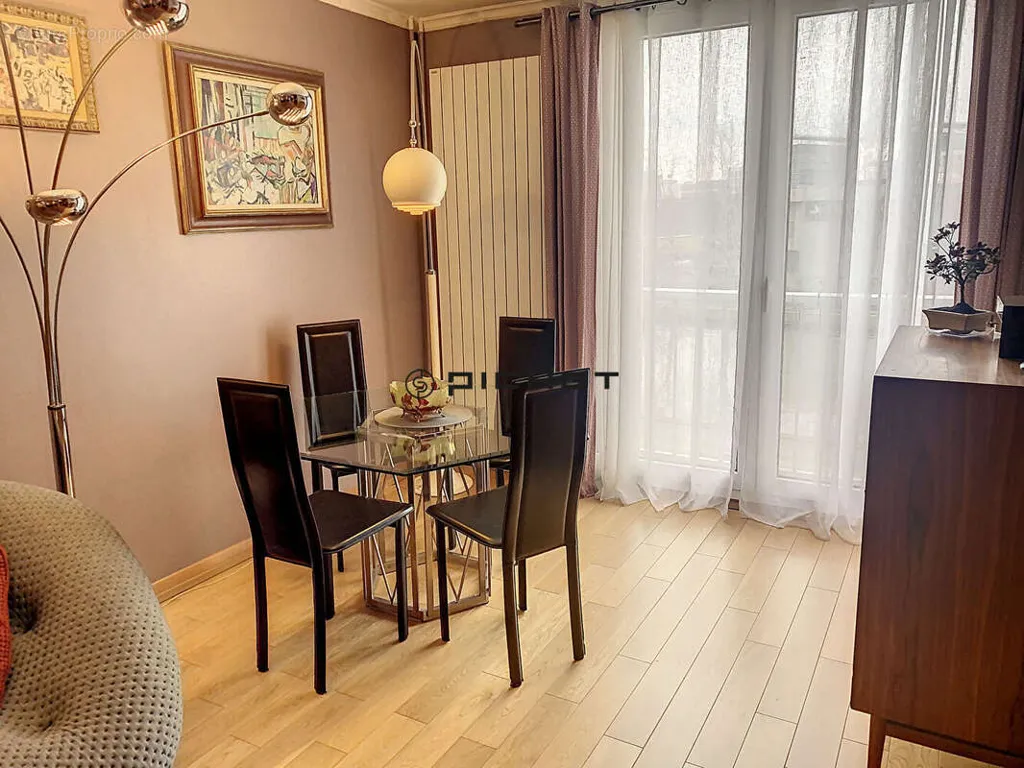 Salle à manger - Appartement 4 Pièces avec Parking à Saint-Denis